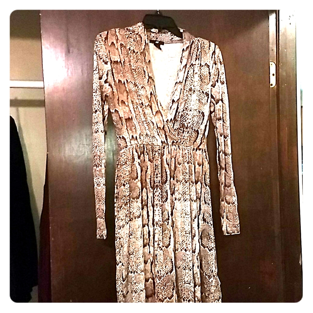 H&M long sleeve snakeskin midi dress S